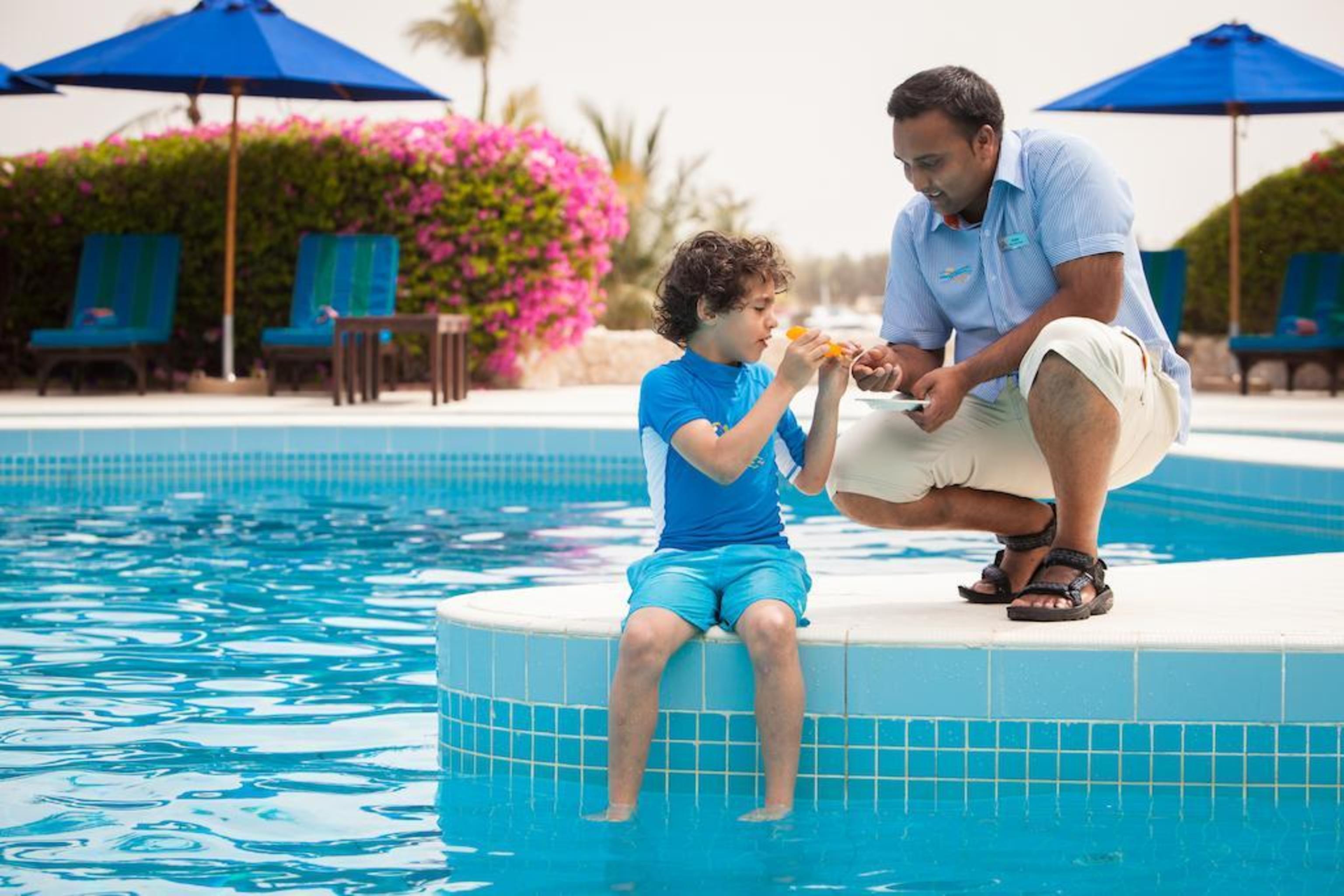 منتجع جيه ايه - فندق جيه ايه بيتش دبي المظهر الخارجي الصورة A father and son at a pool