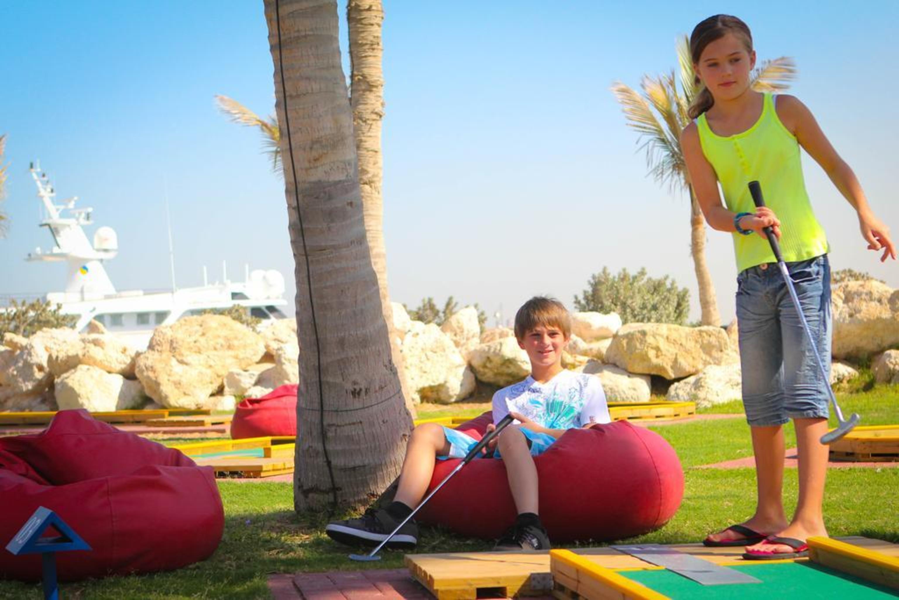 منتجع جيه ايه - فندق جيه ايه بيتش دبي المظهر الخارجي الصورة Children playing mini golf