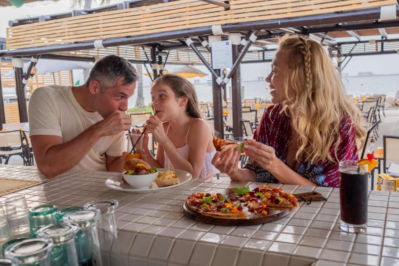 منتجع جيه ايه - فندق جيه ايه بيتش دبي المظهر الخارجي الصورة Family dining at a restaurant
