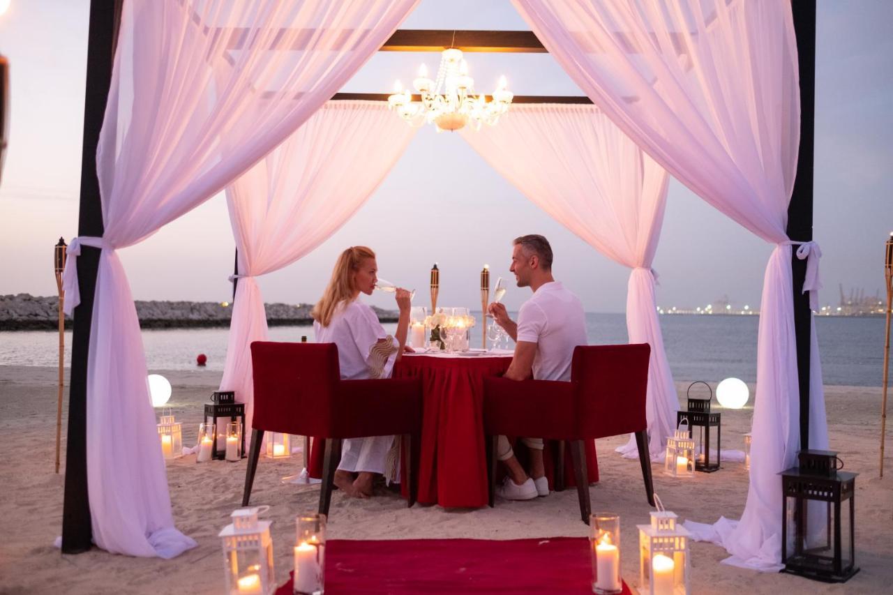 منتجع جيه ايه - فندق جيه ايه بيتش دبي المظهر الخارجي الصورة A couple dining at a beach resort
