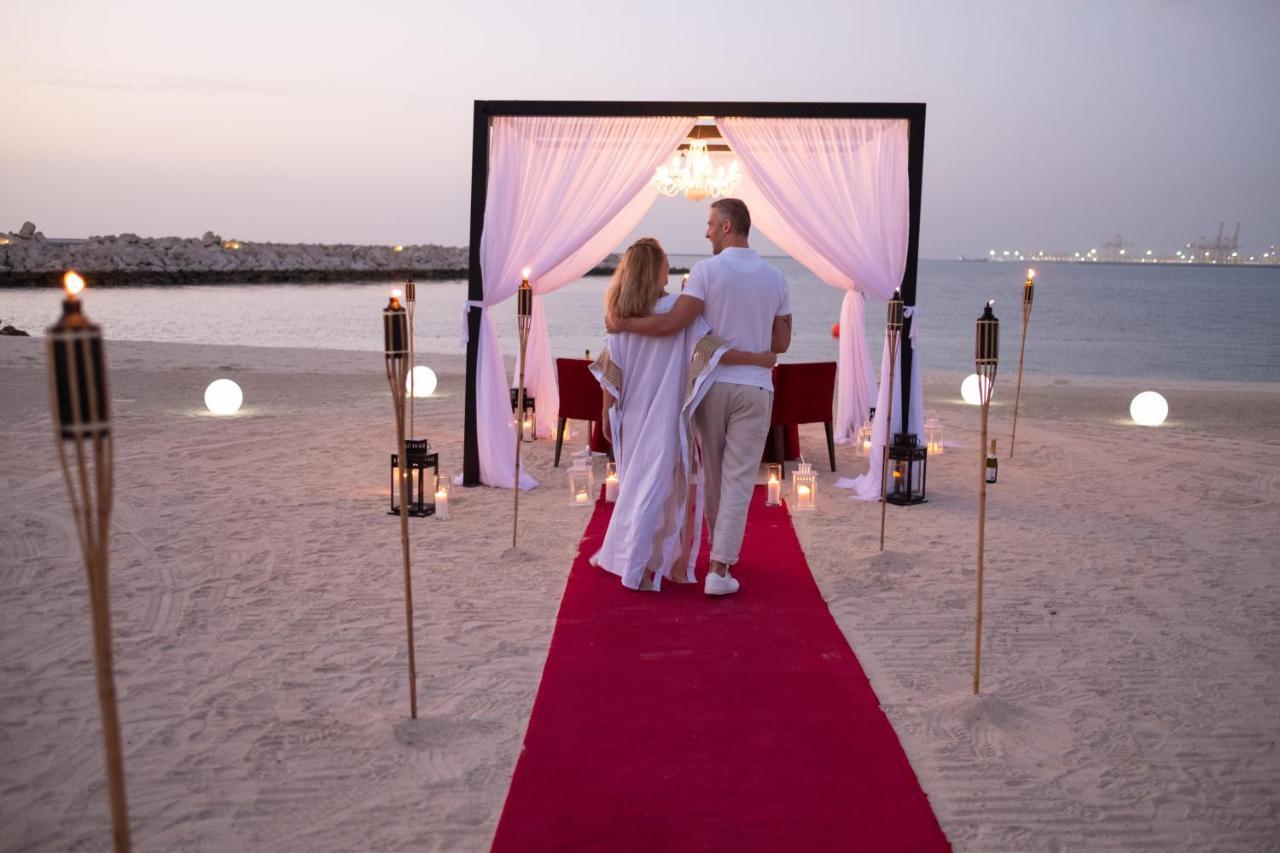 منتجع جيه ايه - فندق جيه ايه بيتش دبي المظهر الخارجي الصورة A couple at the beach of Jumeirah Rotana