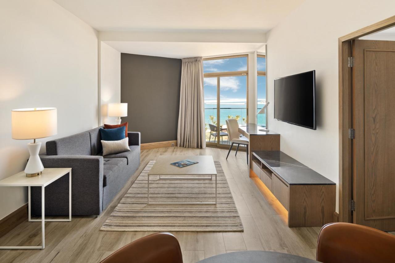 منتجع جيه ايه - فندق جيه ايه بيتش دبي المظهر الخارجي الصورة A living room at the Hilton San Diego Bayfront